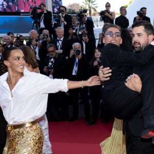 Alice Belaidi, Artus et un acteur du film "Un p'tit truc en plus" - Montée des marches du film " Le comte de Monte-Cristo " lors du 77ème Festival International du Film de Cannes, au Palais des Festivals à Cannes. Le 22 mai