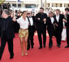 Alice Belaidi, Artus, Clovis Cornillac, Marc Riso et l'équipe du film "Un p'tit truc en plus" - Montée des marches du film " Le comte de Monte-Cristo " lors du 77ème Festival International du Film de Cannes, au Palais des Festivals à Cannes. Le 22 mai