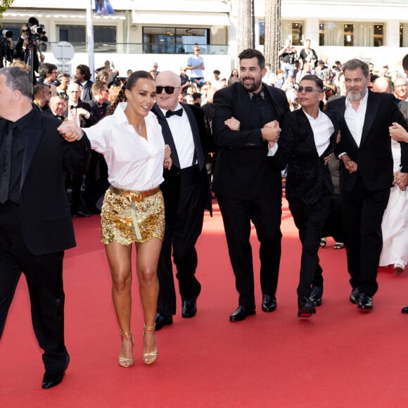 Alice Belaidi, Artus, Clovis Cornillac, Marc Riso et l'équipe du film "Un p'tit truc en plus" - Montée des marches du film " Le comte de Monte-Cristo " lors du 77ème Festival International du Film de Cannes, au Palais des Festivals à Cannes. Le 22 mai