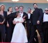 Iris Knobloch, Clovis Cornillac, Artus, Marc Riso et l'équipe du film "Un p'tit truc en plus" - Montée des marches du film " Le comte de Monte-Cristo " lors du 77ème Festival International du Film de Cannes, au Palais des Festivals à Cannes. Le 22 mai