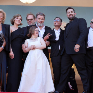 Iris Knobloch, Clovis Cornillac, Artus, Marc Riso et l'équipe du film "Un p'tit truc en plus" - Montée des marches du film " Le comte de Monte-Cristo " lors du 77ème Festival International du Film de Cannes, au Palais des Festivals à Cannes. Le 22 mai