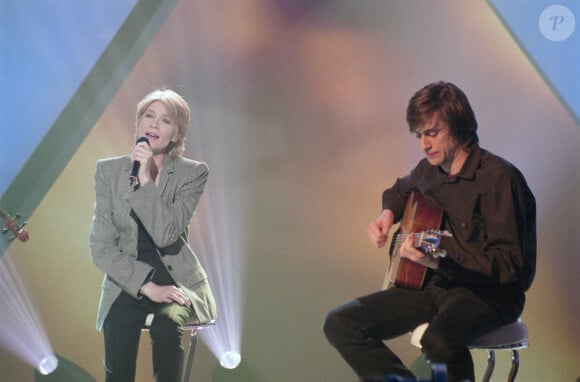 Archives - En France, à Paris, sur le plateau de l'émission "MTV'S French Link", Françoise Hardy accompagnée à la guitare par son fils Thomas Dutronc