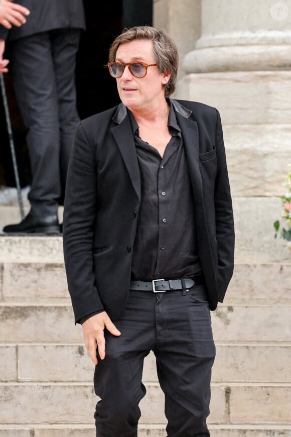 Thomas Dutronc, la main sur le coeur en guise de remerciement envers la foule d'admirateurs venue nombreuse pour rendre un dernier hommage à sa mère - Sortie des obsèques de l'auteure-compositrice-interprète et actrice française Françoise Hardy au crématorium du cimetière du Père-Lachaise à Paris, France, le 20 juin 2024. © Jacovides-Moreau/Bestimage 