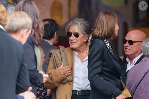 Jacques Dutronc et sa compagne Sylvie Duval (de dos) - Sortie des obsèques de l'auteure-compositrice-interprète et actrice française Françoise Hardy au crématorium du cimetière du Père-Lachaise à Paris, France, le 20 juin 2024. © Jacovides-Moreau/Bestimage 