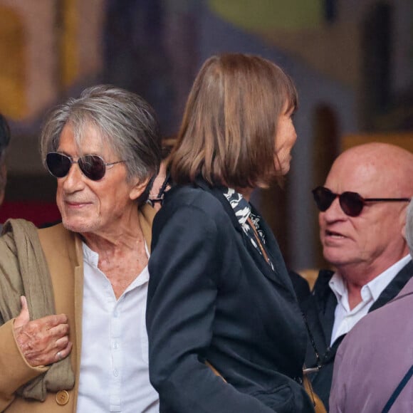 Jacques Dutronc et sa compagne Sylvie Duval (de dos) - Sortie des obsèques de l'auteure-compositrice-interprète et actrice française Françoise Hardy au crématorium du cimetière du Père-Lachaise à Paris, France, le 20 juin 2024. © Jacovides-Moreau/Bestimage 