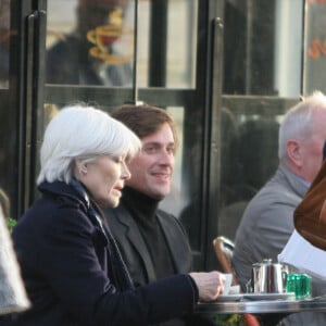 Exclusif - Françoise Hardy et son fils Thomas Dutronc se baladent le long des quais de l'Île Saint-Louis à Paris, France, le 2 novembre 2016.