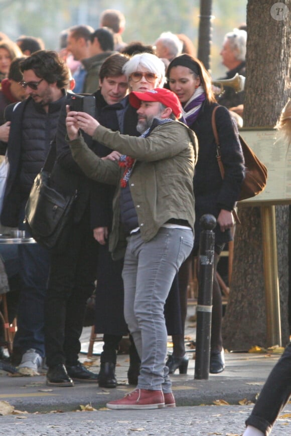 Exclusif - Françoise Hardy et son fils Thomas Dutronc se baladent le long des quais de l'Île Saint-Louis à Paris, France, le 2 novembre 2016.