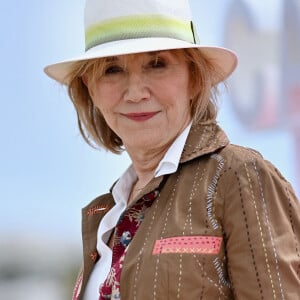 Marie-Anne Chazel assiste au photocall de Brocéliande lors du 7ème Festival International de Cannes le 07 avril 2024 à Cannes, France. Photo par Franck Castel/ABACAPRESS.COM