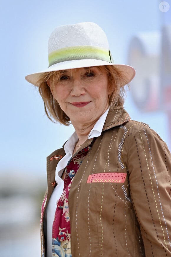 Marie-Anne Chazel assiste au photocall de Brocéliande lors du 7ème Festival International de Cannes le 07 avril 2024 à Cannes, France. Photo par Franck Castel/ABACAPRESS.COM