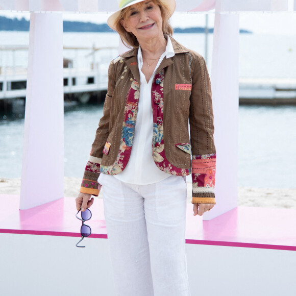 La comédienne a fait sa connaissance alors qu'elle sortait d'une rupture douloureuse...Marie-Anne Chazel assiste au Photocall de Broceliande dans le cadre du 7ème Festival International CannesSeries à Cannes, France, le 07 avril 2024. Photo par Aurore Marechal/ABACAPRESS.COM