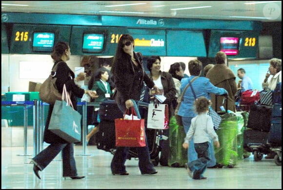 Monica Bellucci et sa fille Deva quittent leur hotel à Rome pour aller à l'aéroport.