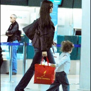 Monica Bellucci et sa fille Deva quittent leur hotel à Rome pour aller à l'aéroport.