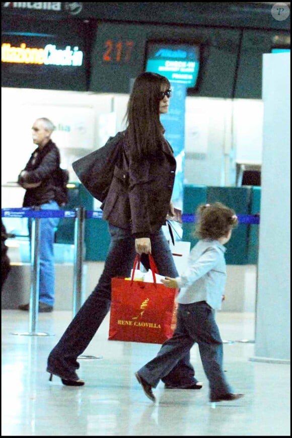 Monica Bellucci et sa fille Deva quittent leur hotel à Rome pour aller à l'aéroport.