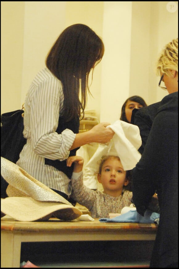 Monica Bellucci et sa fille Deva font du shopping chez Boinpoint à Rome.