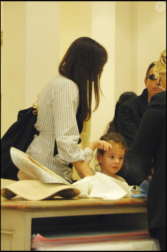 Monica Bellucci et sa fille Deva font du shopping chez Boinpoint à Rome.