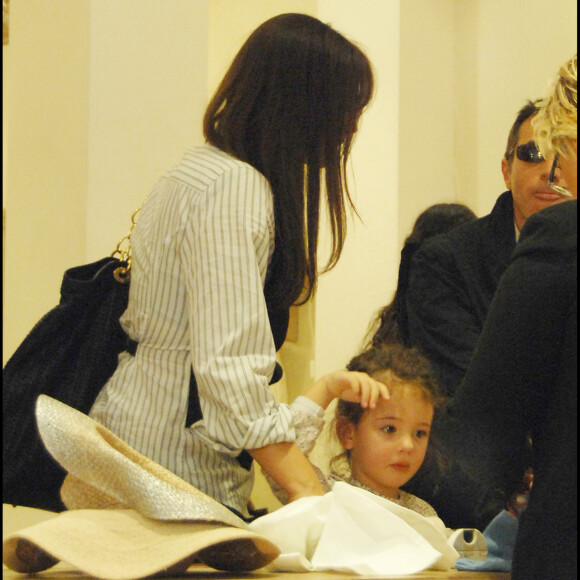 Monica Bellucci et sa fille Deva font du shopping chez Boinpoint à Rome.