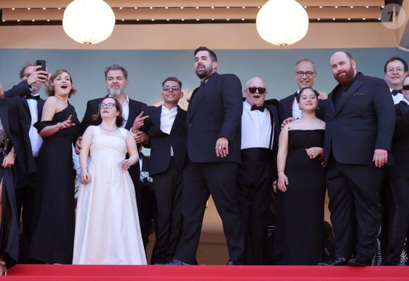 Clovis Cornillac, Artus, Marc Riso et l'équipe du film "Un p'tit truc en plus" - Montée des marches du film " Le comte de Monte-Cristo " lors du 77ème Festival International du Film de Cannes, au Palais des Festivals à Cannes. Le 22 mai 2024 © Jacovides-Moreau / Bestimage 