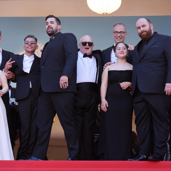 Clovis Cornillac, Artus, Marc Riso et l'équipe du film "Un p'tit truc en plus" - Montée des marches du film " Le comte de Monte-Cristo " lors du 77ème Festival International du Film de Cannes, au Palais des Festivals à Cannes. Le 22 mai 2024 © Jacovides-Moreau / Bestimage 