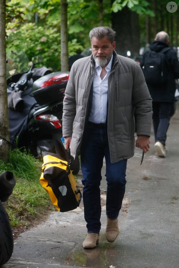 Clovis Cornillac - Arrivées à l'enregistrement de l'émission Vivement dimanche au studio Gabriel à Paris, France, le 17 avril 2024, diffusée le 28 avril 2024 sur France 3. © Christophe Clovis/Bestimage 