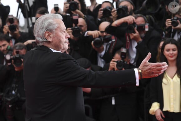 Alain Delon - Montée des marches du film "A Hidden Life" lors du 72ème Festival International du Film de Cannes, le 19 mai 2019. 