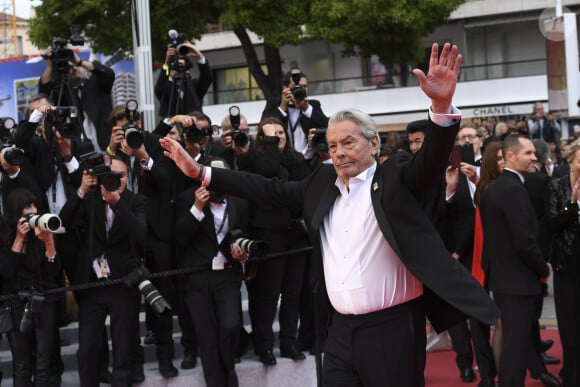 Alain Delon - Montée des marches du film "A Hidden Life" lors du 72ème Festival International du Film de Cannes, le 19 mai 2019.