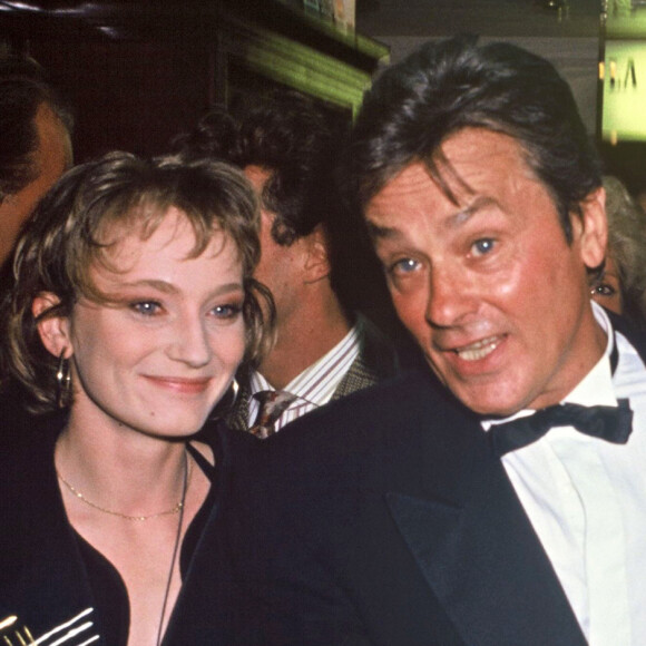 Archives - Patricia Kaas, Alain Delon et Mireille Darc lors de la soirée pour le lancement du champagne "Alain Delon" en 1990 à Paris.