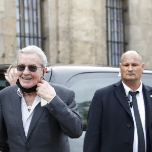 Alain Delon - Obsèques de Jean-Paul Belmondo en en l'église Saint-Germain-des-Prés, à Paris le 10 septembre 2021. © Cyril Moreau / Bestimage 