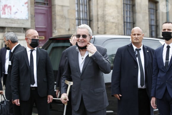 Alain Delon - Obsèques de Jean-Paul Belmondo en en l'église Saint-Germain-des-Prés, à Paris le 10 septembre 2021. © Cyril Moreau / Bestimage 