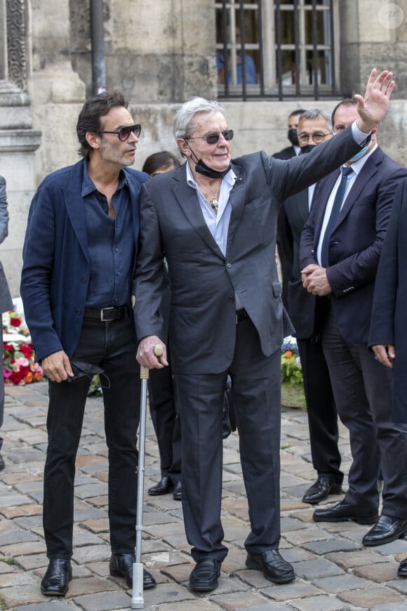 Anthony Delon, Alain Delon - Obsèques de Jean-Paul Belmondo en en l'église Saint-Germain-des-Prés, à Paris le 10 septembre 2021. © Cyril Moreau / Bestimage 