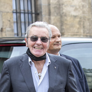 Alain Delon - Obsèques de Jean-Paul Belmondo en en l'église Saint-Germain-des-Prés, à Paris le 10 septembre 2021. © Cyril Moreau / Bestimage 