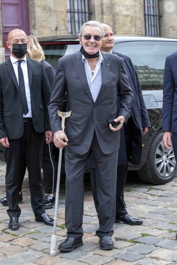 Alain Delon - Obsèques de Jean-Paul Belmondo en en l'église Saint-Germain-des-Prés, à Paris le 10 septembre 2021. © Cyril Moreau / Bestimage 