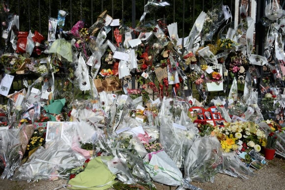 Les fans rendent hommage à Alain Delon devant la grille de sa propriété à Douchy-Montcorbon pendant ses obsèques le 24 août 2024. 