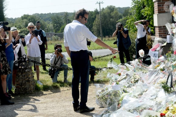 Anthony Delon et son demi-frère Alain-Fabien découvrent les hommages devant les grilles de la propriété de Douchy, quelques heures avant les obsèques de leur père, A.Delon, le 24 août 2024.