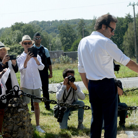 Anthony Delon et son demi-frère Alain-Fabien découvrent les hommages devant les grilles de la propriété de Douchy, quelques heures avant les obsèques de leur père, A.Delon, le 24 août 2024.