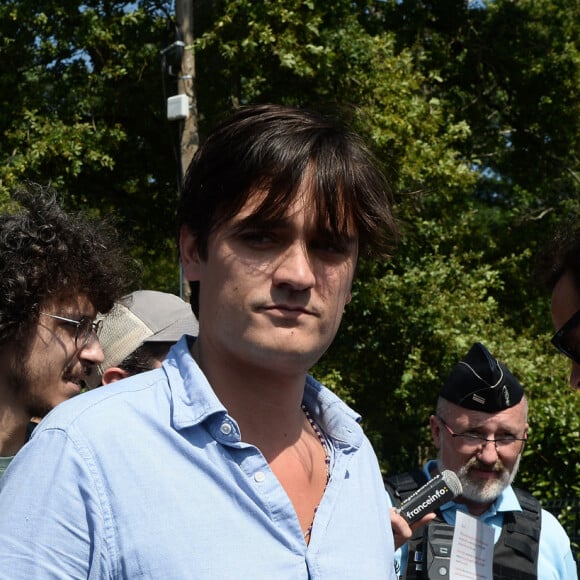 Anthony Delon et son demi-frère Alain-Fabien découvrent les hommages devant les grilles de la propriété de Douchy, quelques heures avant les obsèques de leur père, A.Delon, le 24 août 2024.