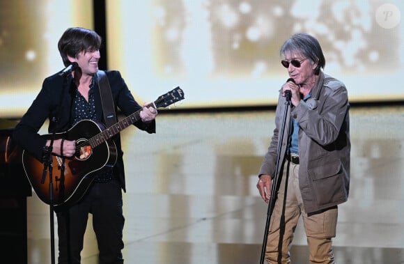 Jacques Dutronc met fin à la tournée "Dutronc & Dutronc" entamée en avril 2022 avec son fils Thomas - Thomas Dutronc et Jacques Dutronc (Victoire d'honneur) lors de la 37ème cérémonie des Victoires de la musique à la Seine musicale de Boulogne-Billancourt, le 11 février 2022. © Guirec Coadic/Bestimage