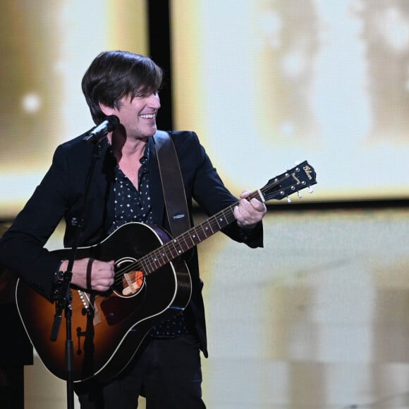 Jacques Dutronc met fin à la tournée "Dutronc & Dutronc" entamée en avril 2022 avec son fils Thomas - Thomas Dutronc et Jacques Dutronc (Victoire d'honneur) lors de la 37ème cérémonie des Victoires de la musique à la Seine musicale de Boulogne-Billancourt, le 11 février 2022. © Guirec Coadic/Bestimage