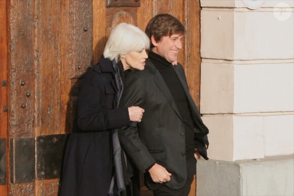 Mais pas de quoi inquiéter le chanteur de 51 ans
Françoise Hardy et son fils Thomas Dutronc se baladent le long des quais de l'Île Saint-Louis à Paris, France, le 2 novembre 2016. Françoise Hardy se dévoile dans "Un cadeau du ciel", son dernier livre aux Éditions des Équateur dans lequel elle revient sur son hospitalisation en mars dernier (15) pour son lymphome, en librairie, le 3 novembre.