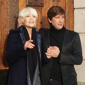 Trois mois après la mort de sa mère Françoise Hardy, Thomas Dutronc doit désormais gérer sa succession
Françoise Hardy et son fils Thomas Dutronc se baladent le long des quais de l’Île Saint-Louis à Paris, France. 