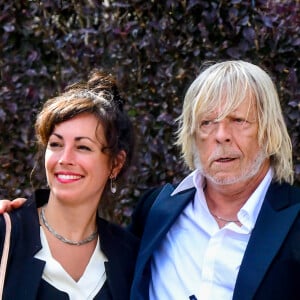 Renaud, 72 ans, s'est récemment marié avec Cerise, de 29 ans sa cadette
Le chanteur Renaud (Renaud Séchan) et sa compagne Cerise (de son vrai prénom Christine) - Mariage d'Hugues Aufray et de Murielle Mégevand à la mairie de Marly-Le Roy, France. 