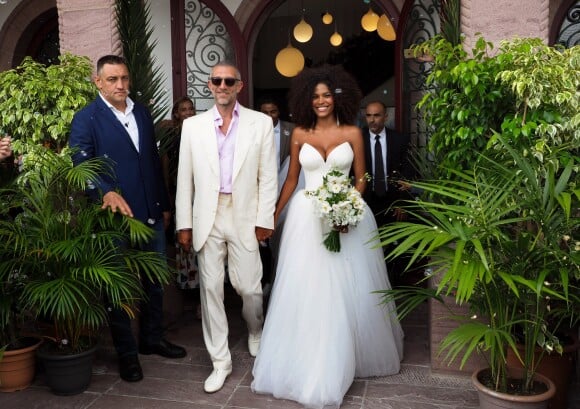 Sortie des mariés lors du mariage civil de Vincent Cassel et Tina Kunakey à la mairie de Bidart le 24 août 2018. © Patrick Bernard / Guillaume Collet / Bestimage