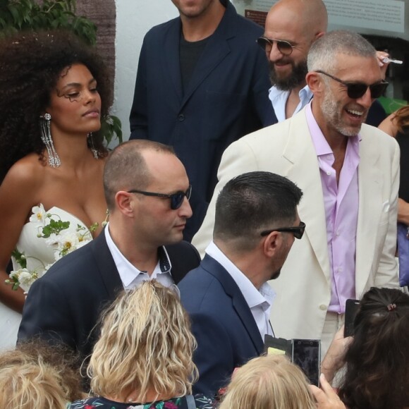 Les murs du bâtiment avaient été tagués
Sortie des mariés lors du mariage civil de Vincent Cassel et Tina Kunakey à la mairie de Bidart le 24 août 2018. © Patrick Bernard / Guillaume Collet / Bestimage