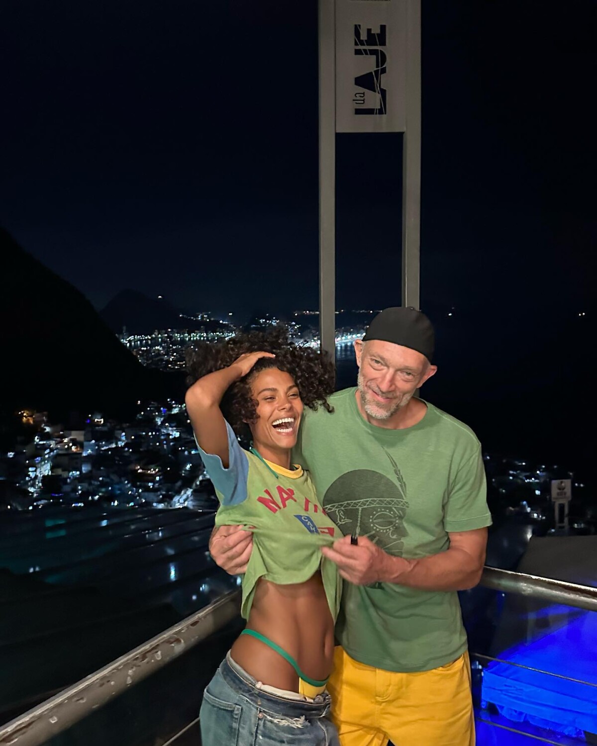 Photo : Vincent Cassel et Tina Kunakey au Brésil. - Purepeople