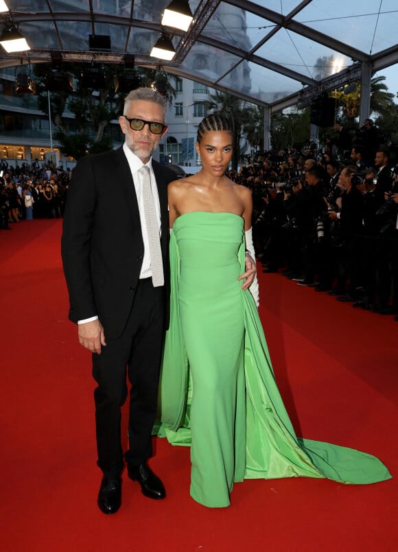 Tina Kunakey et son mari Vincent Cassel - Montée des marches du film " Les crimes du futur " lors du 75ème Festival International du Film de Cannes. Le 23 mai 2022 © Dominique Jacovides / Bestimage