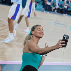 Laure Boulleau - Les célébrités assistent à la victoire de l'équipe de France de basket face au Canada (82-73) lors des Jeux Olympiques de Paris2024, le 6 août 2024. © Jacovides-Perusseau / Bestimage Merci de flouter le visage des enfants avant parution 
