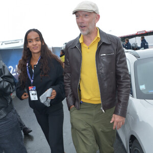 Vincent Cassel et sa compagne Narah Baptista lors des "24H du Mans 2024", le 15 juin 2024. © Rachid Bellak/Bestimage 