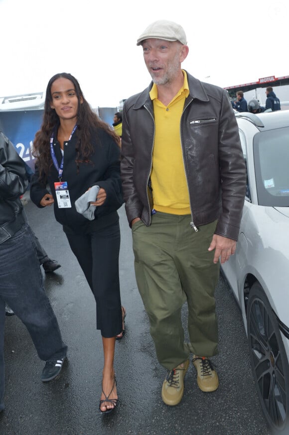 Vincent Cassel et sa compagne Narah Baptista lors des "24H du Mans 2024", le 15 juin 2024. © Rachid Bellak/Bestimage 