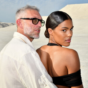 Vincent Cassel et son ex-femme Tina Kunakey durant le défilé "Le Papier" la collection automne hiver 2022-2023 de Simon Porte Jacquemus aux Salin de Giraud à Arles, le 27 juin 2022. © Bruno Bebert/Bestimage 