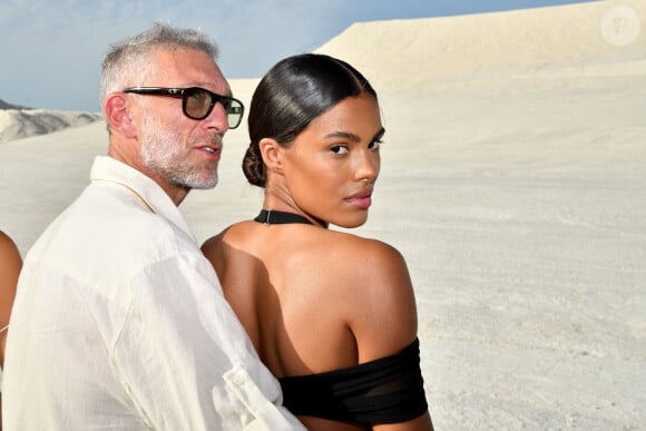 Vincent Cassel et son ex-femme Tina Kunakey durant le défilé "Le Papier" la collection automne hiver 2022-2023 de Simon Porte Jacquemus aux Salin de Giraud à Arles, le 27 juin 2022. © Bruno Bebert/Bestimage 