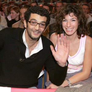 L'humoriste français Ramzy Bedia et son ex-compagne Anne de Petrini assistent au championnat du monde de boxe poids mouche (Brahim Asloum vs. Noel Arambulet) qui se tient au Palais Omnisport de Bercy à Paris, France, le 8 novembre 2004.